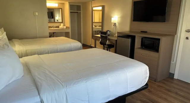 Четырёхместный номер Deluxe Whalers Inn and Suites