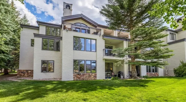 Stunning Renovated 2 Bedroom in Arrowhead Village! Studio Condo