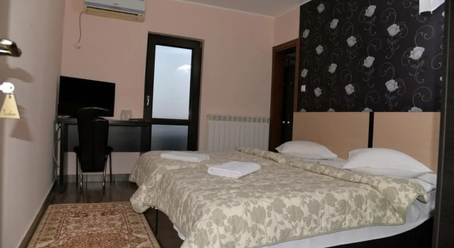 Casablanca, Rezervovat Hotel Bacău Carpathians - Romania