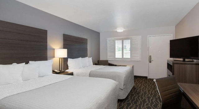 Четырёхместный номер Standard Days Inn by Wyndham Ukiah