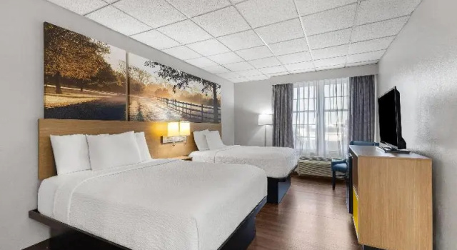 Четырёхместный номер Deluxe Days Inn by Wyndham Madisonville