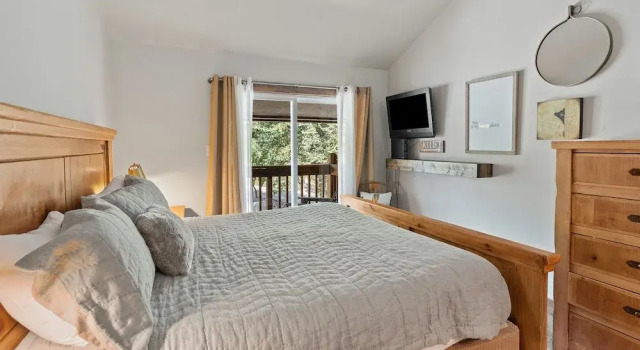 Winterset 1 4 Bedroom Condo by RedAwning
