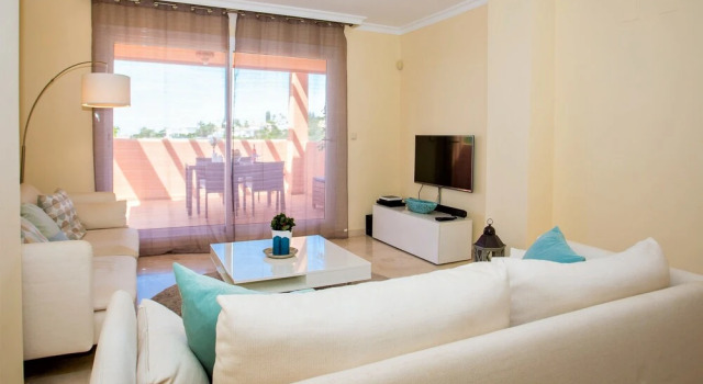 Delightful 2 Bed Apartment with sea views PW10