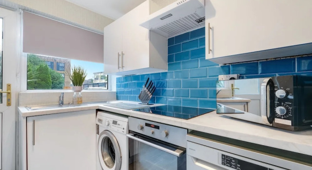 Апартаменты Bourne Court Attractive 1 bdrm Apartment