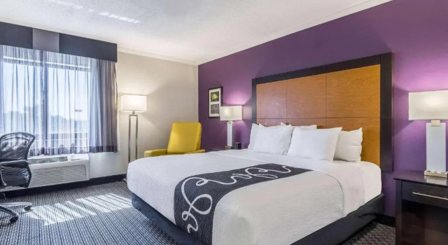Двухместный номер Deluxe La Quinta Inn & Suites by Wyndham University Area Chapel Hill