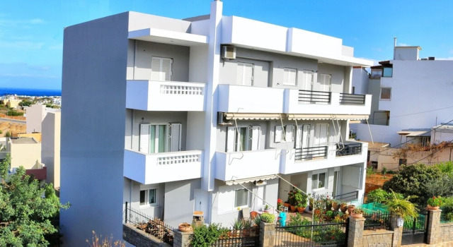 Stylish Seaside Apartment in Agios Nikolaos, Забронировать Апартаменты/квартира Отели East Crete с парковкой, Парковка