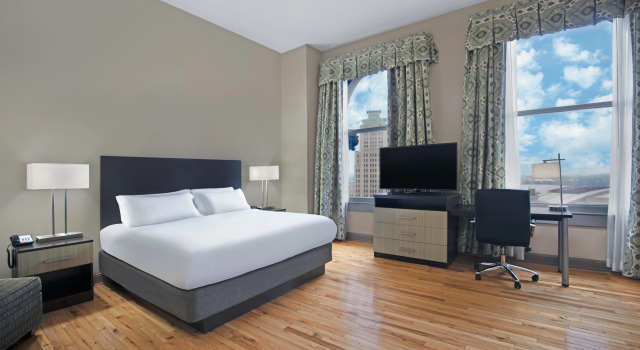 Holiday Inn Express Cleveland Downtown by IHG, Забронировать Отель Кливленд штат Огайо, рядом с Собор Святого Иоанна Богослова
