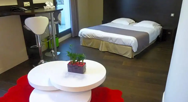 Люкс с видом на сад Logis Hôtel Terre de Loire