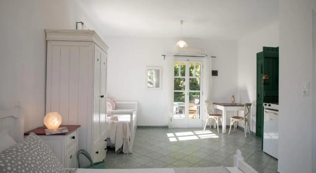 Четырёхместная студия с видом на сад Palatiana Agriturismo-Philoxenia Cottages Retreat