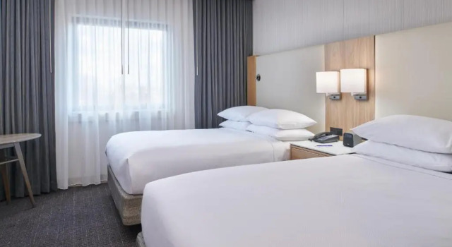 Четырёхместный номер Standard Delta Hotels by Marriott Detroit Novi