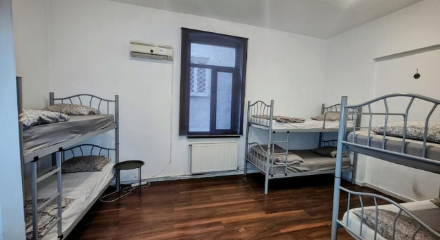 Кровать в общем номере с видом на сад Antique Hostel