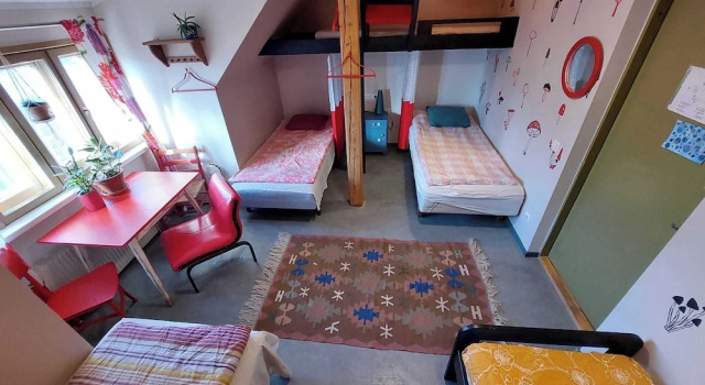 Кровать в общем номере (женский номер) Looming Hostel