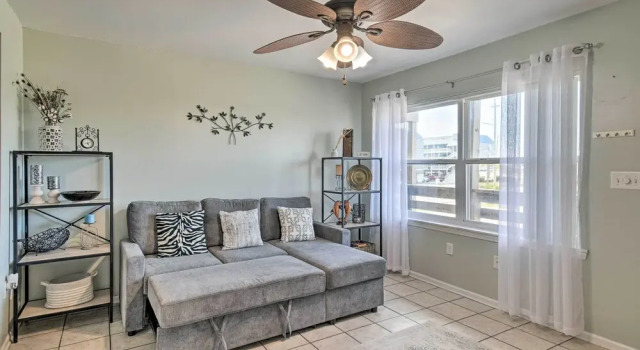 Апартаменты с 2 комнатами с балконом Gulf Shores Condo w/ Pool & Grill: Walk to Beach!