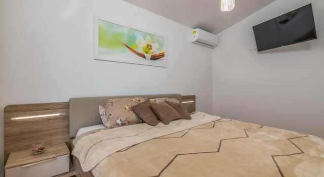 Amazing Home in Krk With 4 Bedrooms, Wifi and Outdoor Swimming Pool, Varaa Huoneisto Hotellit Kvarner Islands uima-altaalla, Uima-allas
