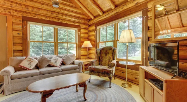 Creekside Silver Gate Getaway w/ Fireplace!