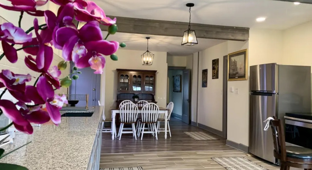 Коттедж Classic The Aquarium Chateau - With Private Yard & Parking, Near Falls, Casino by Niagara Hospitality