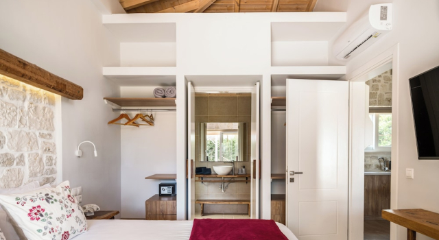 Villa Estia with Outdoor Hot Tub by Konnect - Next to the Beach, Prenota Villa Cottage a Agios Georgios, Cottage