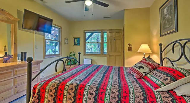 Коттедж Spacious Maggie Valley Cabin w/ Hot Tub & MTN View