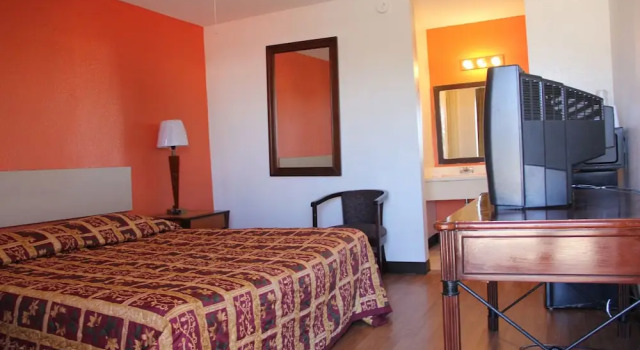 Двухместный номер Standard с балконом LoneStar Inn and Suites