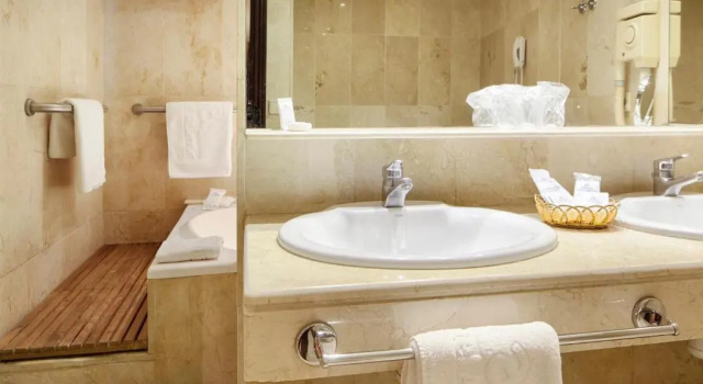 Полулюкс Hotel Atlantis