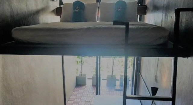 Двухместный номер Standard с балконом In a Box Hostel