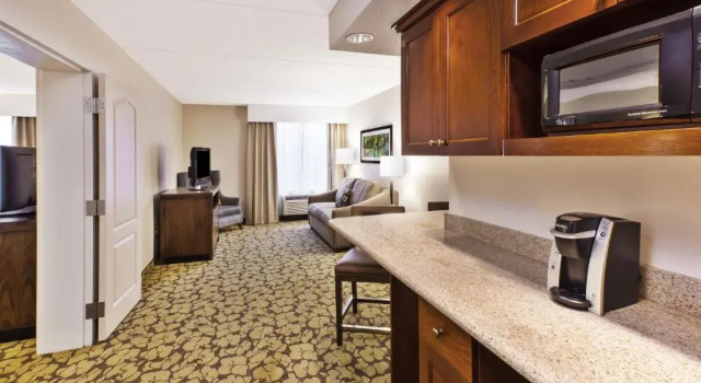 Четырёхместный люкс Hilton Garden Inn Cleveland Downtown