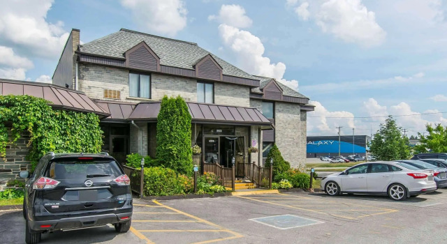Кровать в общем номере Quality Hotel & Suites