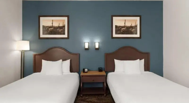 Четырёхместный номер Standard Tombstone Grand Hotel, a Baymont by Wyndham