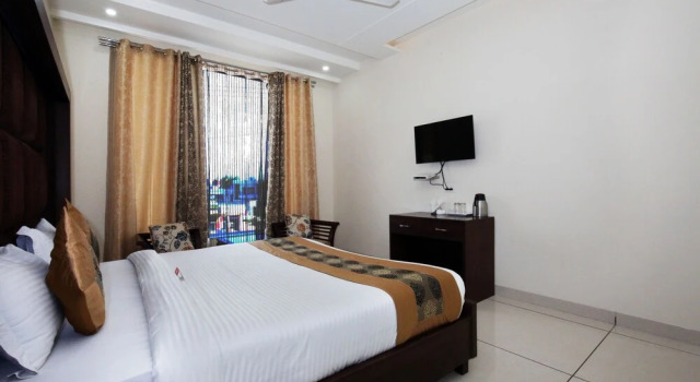 OYO 4897 Hotel The 13een, Забронировать Отель Зиракпур штат Харьяна