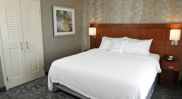 Люкс c 1 комнатой с балконом и с видом на внутренний двор Courtyard By Marriott Sioux Falls