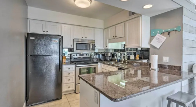 Апартаменты с 2 комнатами Vibrant Family Condo: 100 Feet to Private Beach!