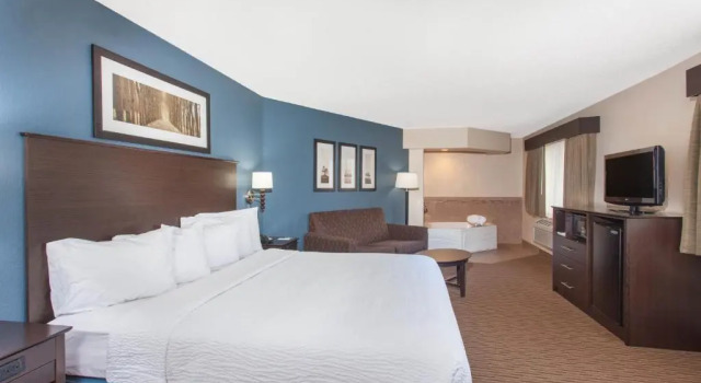 Двухместный люкс c 1 комнатой AmericInn by Wyndham Mankato Event Center near MSU