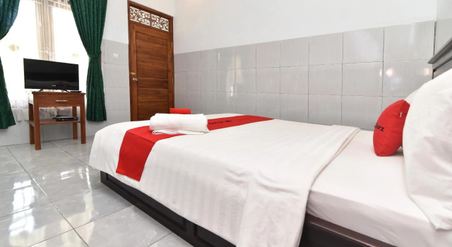 RedDoorz Plus @ Singaraja, Book Pension Singaraja Buleleng