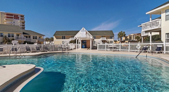 SPC3209 is an upstairs 2 BR with Canal Views by RedAwning, Rezerwuj Hotel Hotele w Emerald Coast z parkingiem, Parking