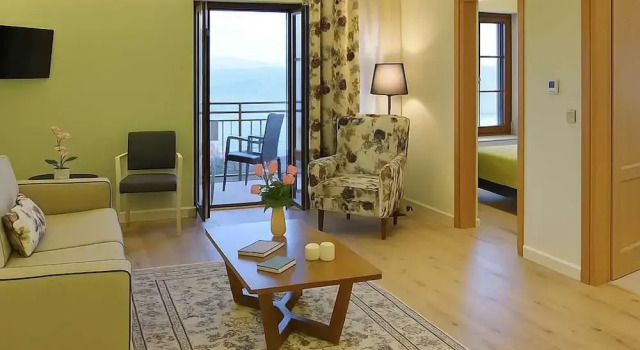 Апартаменты Arktos Hotel Deluxe Suite With Lake View