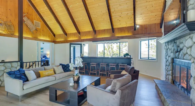 Коттедж с 4 комнатами с балконом Lake Views & Game Room! Lake Arrowhead 3-king Gem