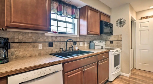 Апартаменты Branson Resort Condo w/ Scenic Patio & Pool Access
