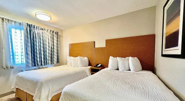 Четырёхместный номер Standard Days Inn & Suites by Wyndham Arlington Near Six Flags