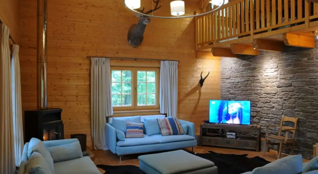 Коттедж Spacious Chalet Located at Bomal with Hot Tub & Garden Parlour