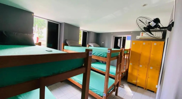 Кровать в общем номере Reef Hostel & Pousada