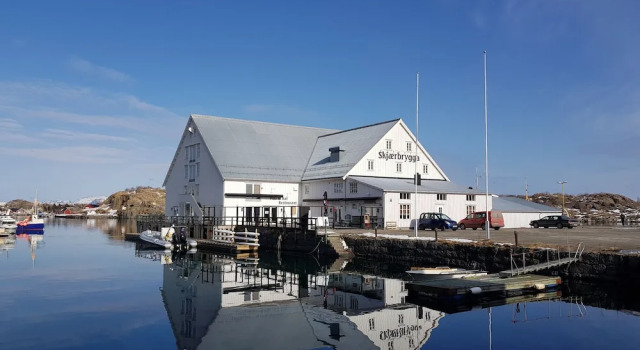 Кровать в общем номере с 3 комнатами с видом на море Live Lofoten Hotel