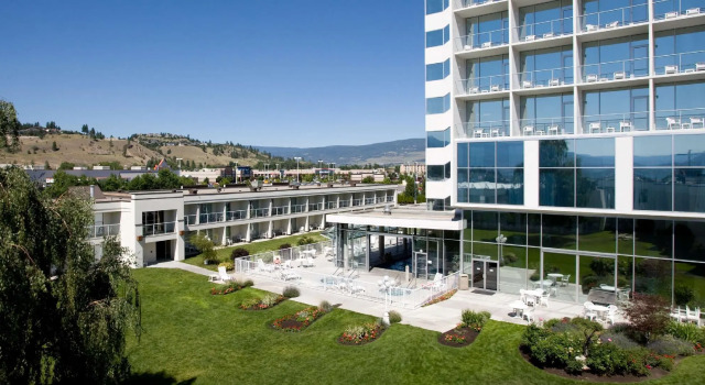 Кровать в общем номере Best Western Plus Kelowna Hotel & Suites