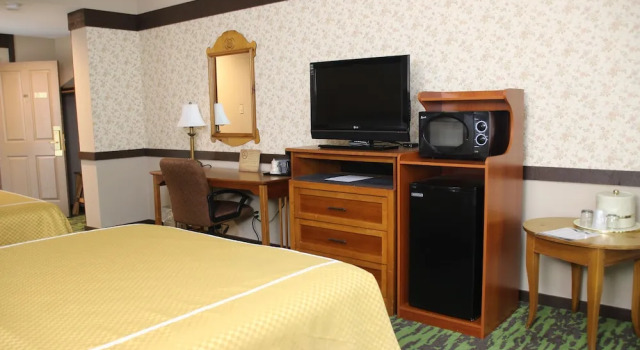 Четырёхместный номер Classic с балконом Spring House Inn