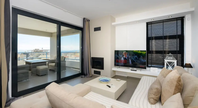 Flat with stunning views & prv parking