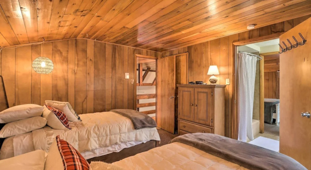 Deck & Fire Pit: Cozy Pocono Mountain Home, Prenota Casa vacanze Lake Harmony Carbon County