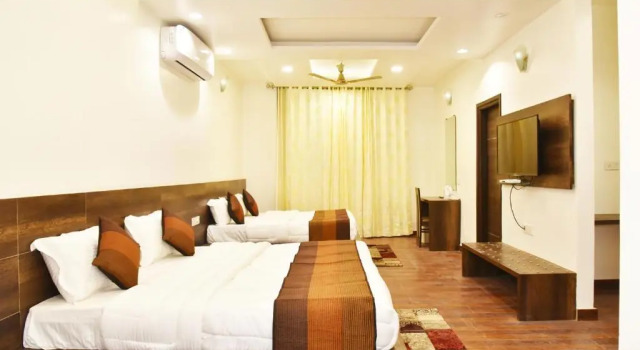 Семейный номер Deluxe Hotel Hollywood Heights near Railway station