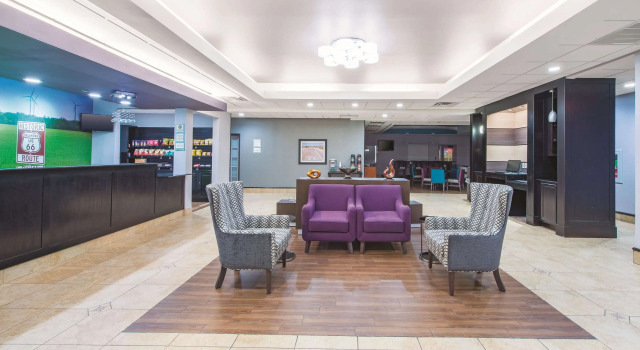 La Quinta Inn & Suites Tulsa Airport / Expo Square, Varaa Hotelli Tulsa Oklahoma, lähellä Benton Park