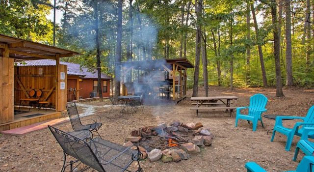 Коттедж 3 Mi to Broken Bow Lake: Cabin w/ Hot Tub & Deck!