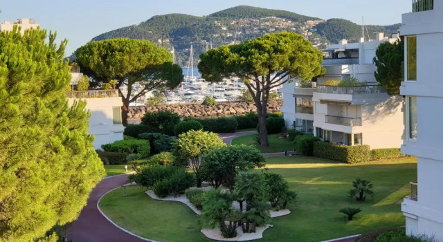 Garden and beach sea view apartment Cannes