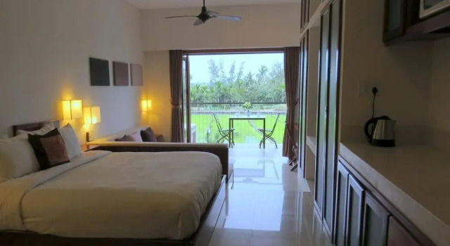 Трёхместная студия Deluxe с балконом и с видом на бассейн Hoi An Green Life Hostel